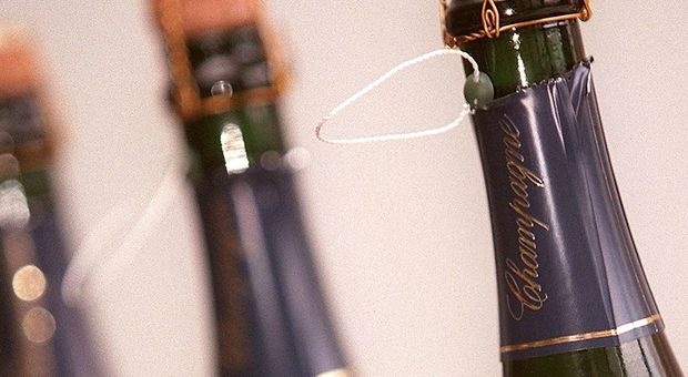 Champagne-mania: coppia già arrestata, ruba altre 12 bottiglie dagli scaffali dell'Iper