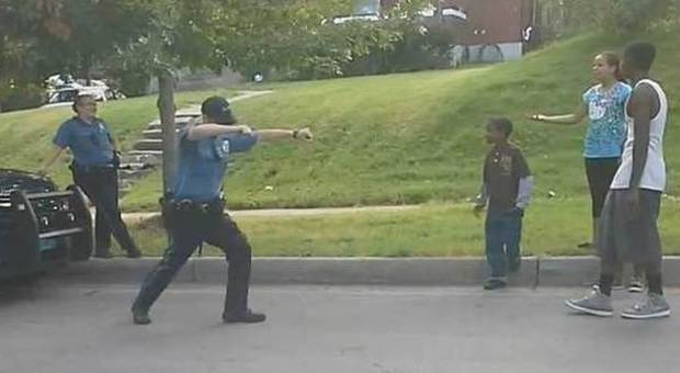 Il poliziotto si lancia in una sfida di breakdance: il video è virale