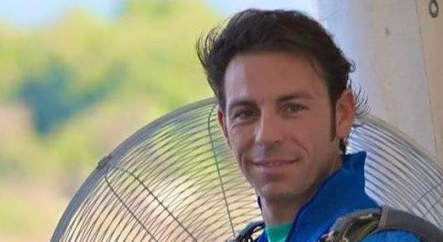 Antonio, 40 anni, muore durante un lancio: "I tiranti del suo paracadute si sono attorcigliati"