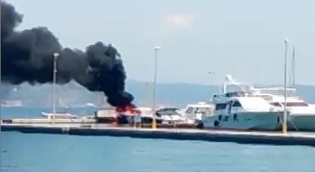 Napoli, barca senza guida si schianta contro la banchina: rogo e panico VIDEO
