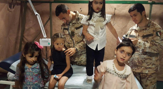 Visite mediche per bambini libici all'ospedale da campo italiano di Misurata