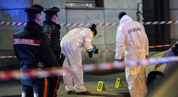 Torino, carabiniere ferito a coltellate mentre sventa un colpo in farmacia. I rapinatori hanno 18 e 16 anni