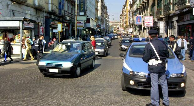 Napoli, ruba un cellulare ad una passante e scappa: arrestato 22enne