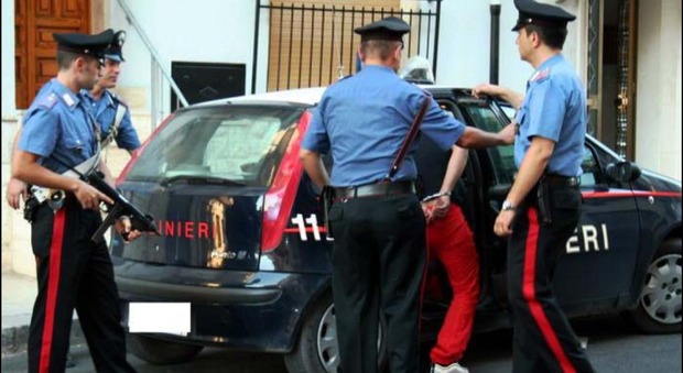Roma, picchiato e rapinato di 1.600 euro: arrestati gli aggressori di un commerciante di auto