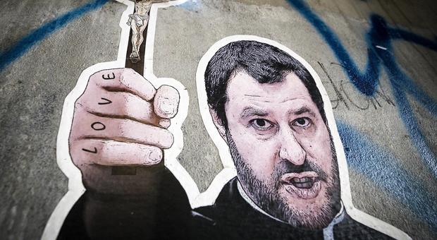 Salvini, il murales in versione esorcista: «Vattene Satana». Ma dopo poche ore sparisce la testa