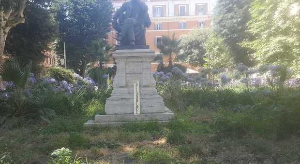 Roma, piazza Cairoli battaglia dei residenti: «Ci riprendiamo la nostra area»