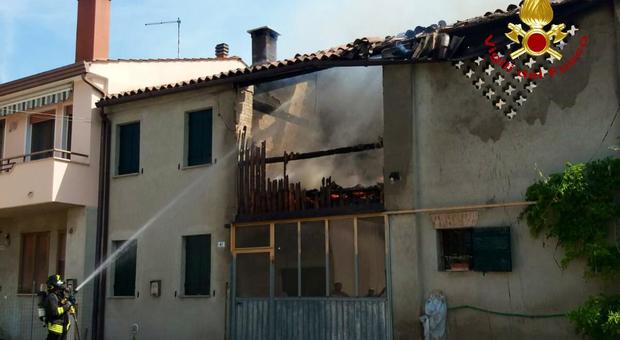 Violento incendio in una casa disabitata, i pompieri evitano il peggio