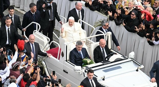 Papa Francesco alla domenica delle Palme senza carrozzina, parla dell'abbandono di Dio e poi affronta il tema dell'aborto