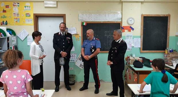 I carabinieri lasciano un disegno per i bambini al seggio. Gli scolari: «Incontriamoci»