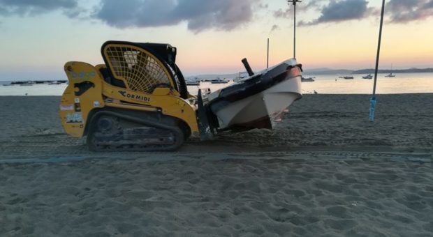 Ruspe sulla sabbia a Ischia: rimosse le barche abbandonate sulla spiaggia dei Pescatori