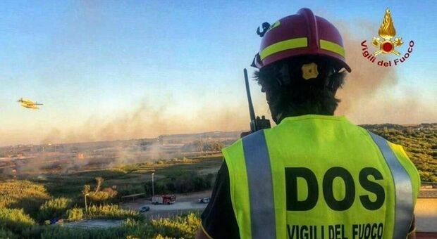 Salento, vasto incendio nel Parco di Leuca: due canadair in azione. Vigili del fuoco al lavoro su oltre 60 roghi