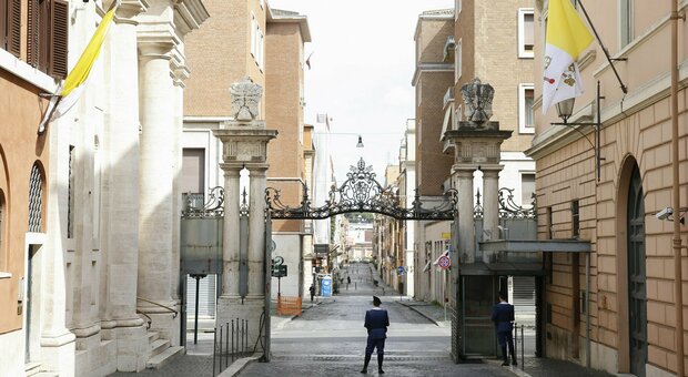 Truffa del lavoro in Vaticano: «Un posto in Gendarmeria? Paga e lo avrai». Denunciato 54enne