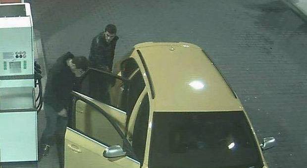 I banditi mentre fanno rifornimento all'Audi Rs4 gialla