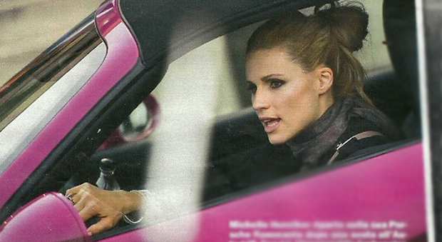 Michelle Hunziker sulla Porsche rosa