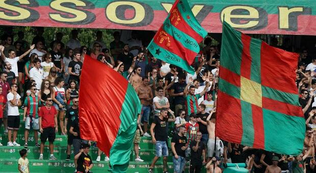 Al Liberati un pubblico con numeri da derby, Lucarelli: "Abbiamo bisogno di tutto il sostegno dei nostri tifosi"