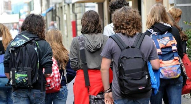 Gli adolescenti italiani più attenti e aperti dei coetanei dell'area Ocse: parità di genere, diritti, civismo le urgenze dei 14enni