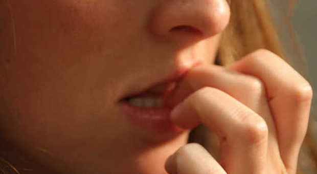 Avete l'abitudine di mangiarvi le unghie? Ecco cosa rivela una ricerca