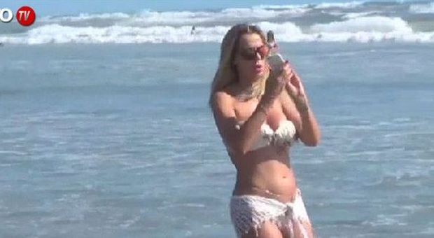 Valeria Marini sexy in spiaggia con micro bikini bianco| Guarda il video