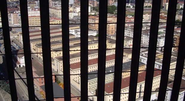 Napoli, compagni di cella al passeggio: detenuto si ammazza a Poggioreale