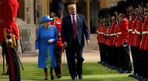 Donald Trump e la visita alla regina Elisabetta: «Ero puntuale, sono io che ho aspettato lei»