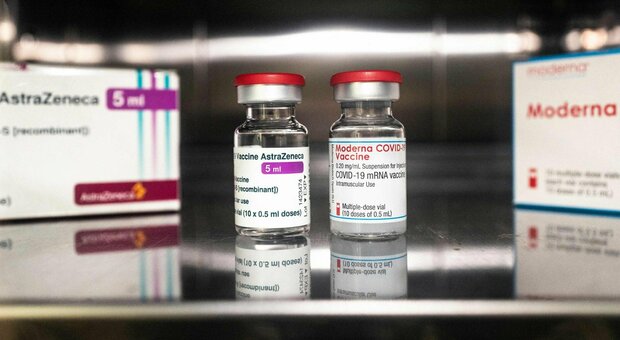 Vaccini, arriva il sì di Aifa ad AstraZeneca per i volontari under 60