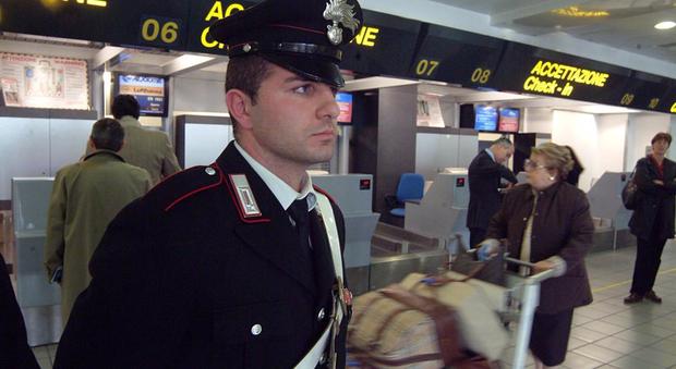 Latitante albanese bloccato dai carabinieri all'aeroporto di Capodichino