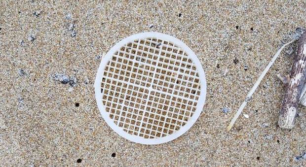Dischetti di plastica sulla spiaggia, il Parco del Circeo presenterà una denuncia