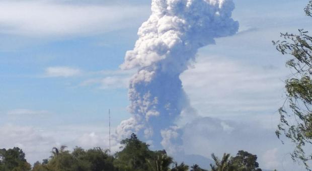 Indonesia senza tregua, dopo terremoto e tsunami erutta il vulcano Soputan: i morti sono oltre 1400