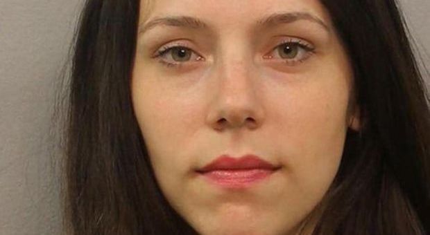 Usa, spogliarellista lascia la figlia di 14 mesi in macchina per andarsi a esibire: arrestata