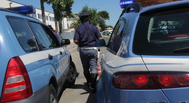 Roma, al volante senza patente e con la coca nel cofano: arrestati due giovani pusher