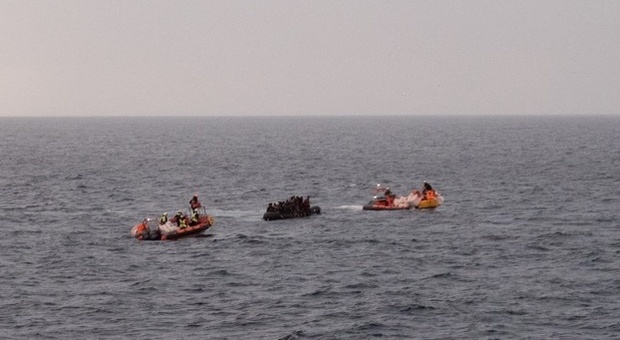 L'Ocean Viking salva 37 migranti su un gommone al largo della Libia: sbarcheranno al porto di Ancona. «Troppo lontano»