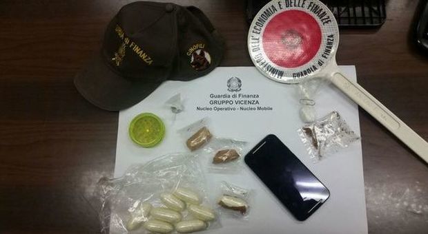 Cocaina nello zainetto, la Gdf arresta 32enne scoperto dal cane antidroga