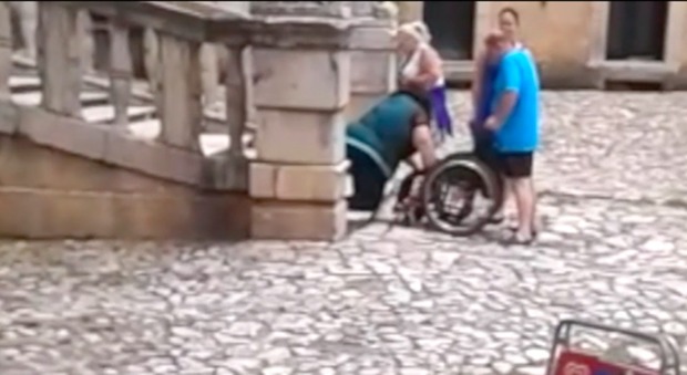 Padula, turista disabile costretta a gattonare in Certosa: l’ira del sindaco