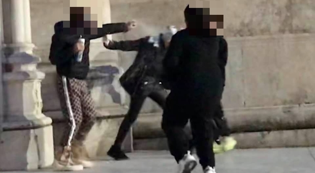 Aggressione con bombolette spray a via Duomo