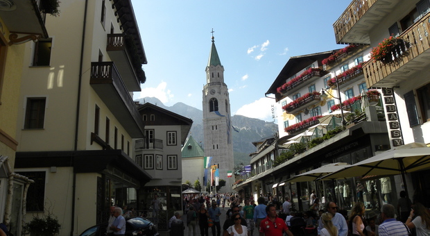 Un'immagine di del centro di Cortina affollato di turisti: quest'anno le incertezze per l'estate sono molte