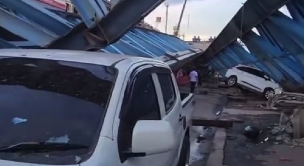Bangkok, un cavalcavia collassa nell'ora di punta: video choc del momento del crollo