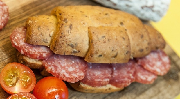 Due panini al salame e due caffè a 18 euro (senza scontrino), conto salato nel chiosco in Sardegna: «Speculazione sui turisti»