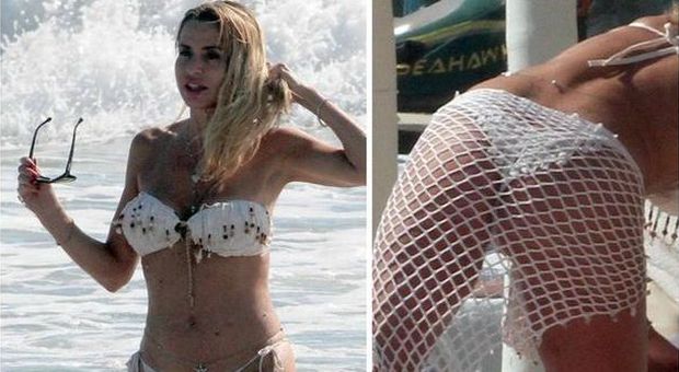 Valeria Marini sexy in spiaggia al Twiga Beach: il micro-bikini non contiene le forme