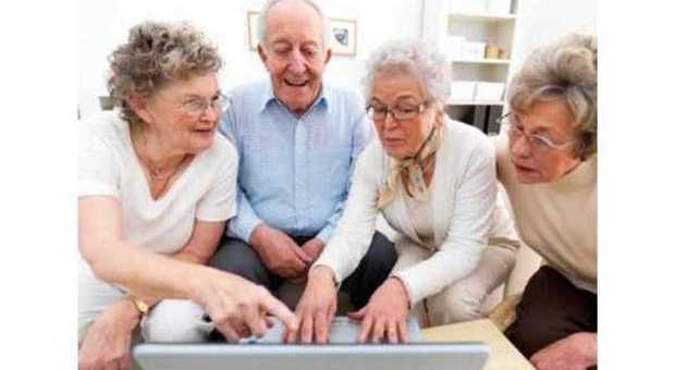 Google, YouTube, Wikipedia: il web manda i nonni di nuovo in pensione