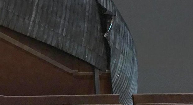 Bufera di vento a Roma: danni al tetto dell'Auditorium