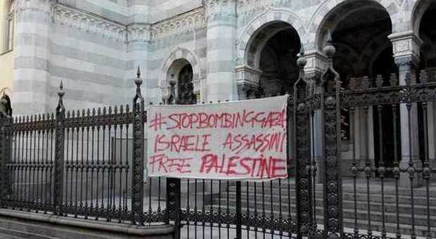Striscione di insulti contro Israele blocca entrata sinagoga Vercelli