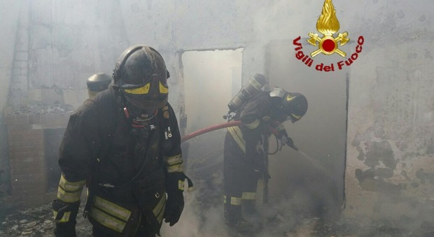 Incendio in villa a San Cesareo Esplosione ferisce tre pompieri