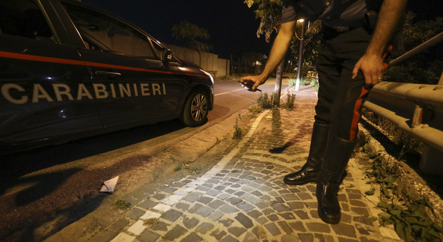La mamma gli nega 5.000 euro e lui tenta di soffocarla: arrestato figlio violento nel Napoletano