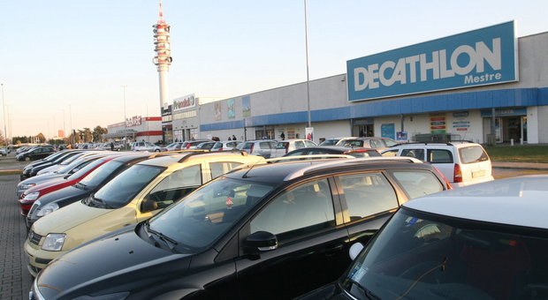 Colpo da oltre centomila euro al Decathlon, il negozio resta chiuso