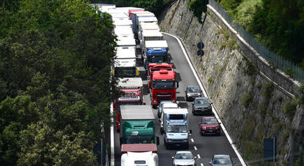 Genova, incidente mortale in A10 su uno scambio di carreggiata: muore 56enne