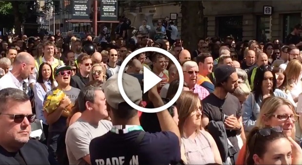 Emozioni forti a Manchester: la folla canta gli Oasis per le vittime dell'attentato