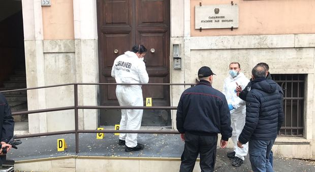 Un ordigno artigianale esplode davanti alla stazione dei carabinieri