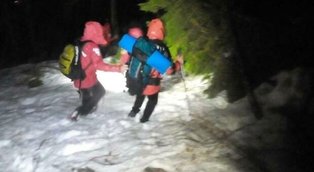 Gita in montagna, due amici di 21 anni restano bloccati tutta la notte nel bivacco