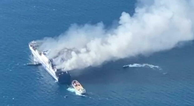Incendio traghetto, si teme maxi-sversamento in mare. Sono dodici i dispersi