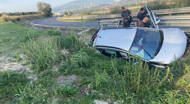 Villa Musone, finisce fuori strada con l'auto e rischia di ribaltarsi: paura per un uomo trasportato all'ospedale